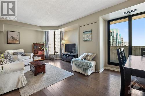 200 Bay Street Unit#1102, Ottawa, ON - Indoor Photo Showing Living Room