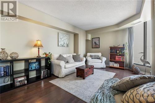 200 Bay Street Unit#1102, Ottawa, ON - Indoor Photo Showing Living Room