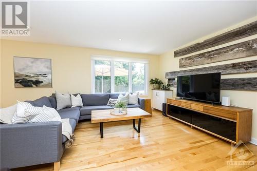 206 Sanford Avenue, Ottawa, ON - Indoor Photo Showing Living Room