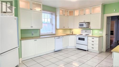 37 St-Pierre E Boulevard, Caraquet, NB - Indoor Photo Showing Kitchen