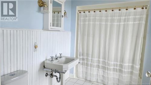 37 St-Pierre E Boulevard, Caraquet, NB - Indoor Photo Showing Bathroom