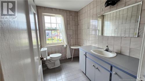 37 St-Pierre E Boulevard, Caraquet, NB - Indoor Photo Showing Bathroom