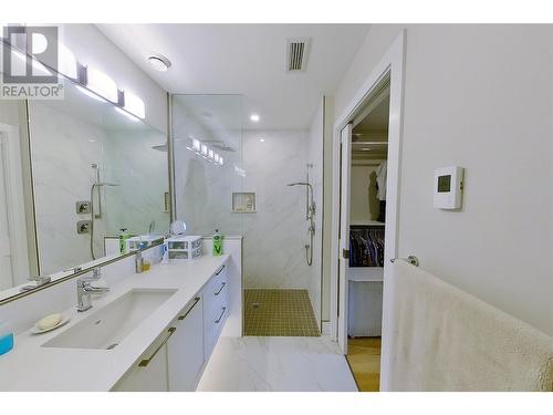 121 Harbourfront Drive Ne Unit# 3, Salmon Arm, BC - Indoor Photo Showing Bathroom