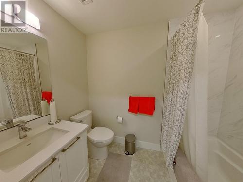 121 Harbourfront Drive Ne Unit# 3, Salmon Arm, BC - Indoor Photo Showing Bathroom