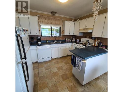 4390 Lakeshore Road Ne, Salmon Arm, BC - Indoor Photo Showing Kitchen With Double Sink