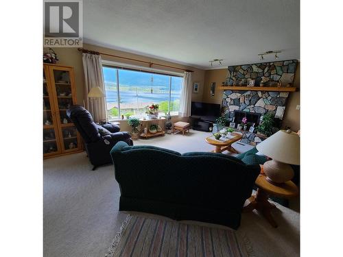 4390 Lakeshore Road Ne, Salmon Arm, BC - Indoor Photo Showing Living Room