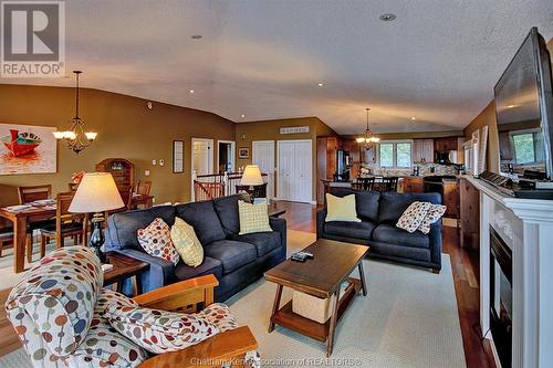 11507 Wildwood Line, Rondeau, ON - Indoor Photo Showing Living Room