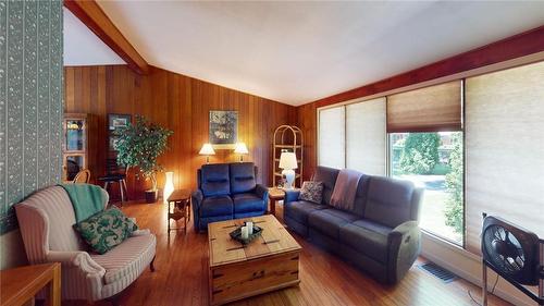 546 Carlton Street, St. Catharines, ON - Indoor Photo Showing Living Room