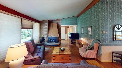 546 Carlton Street, St. Catharines, ON - Indoor Photo Showing Living Room With Fireplace