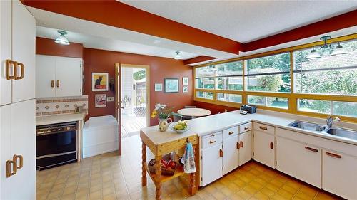 546 Carlton Street, St. Catharines, ON - Indoor Photo Showing Kitchen With Double Sink