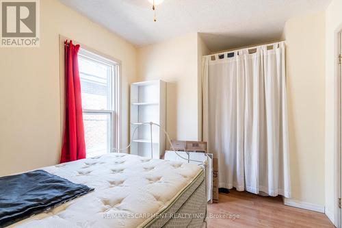 354 Cumberland Avenue, Hamilton (Blakeley), ON - Indoor Photo Showing Bedroom