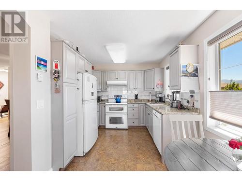 3870 Brown Road Unit# 303, West Kelowna, BC - Indoor Photo Showing Kitchen