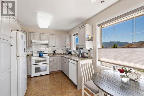 3870 Brown Road Unit# 303, West Kelowna, BC - Indoor Photo Showing Kitchen