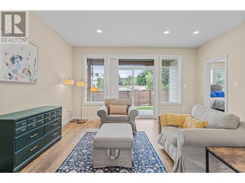 1611 10Th Street Sw Unit# 25, Salmon Arm, BC - Indoor Photo Showing Living Room