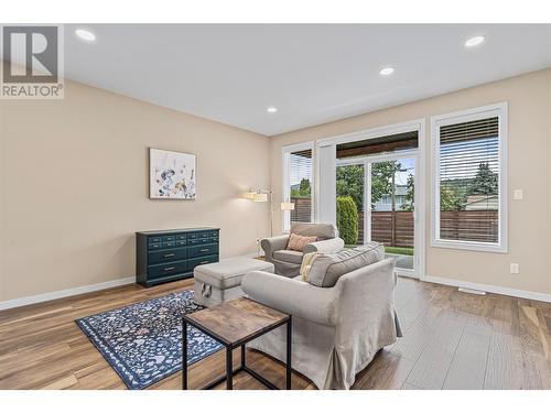 1611 10Th Street Sw Unit# 25, Salmon Arm, BC - Indoor Photo Showing Living Room