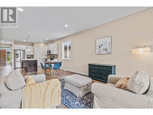 1611 10Th Street Sw Unit# 25, Salmon Arm, BC - Indoor Photo Showing Living Room