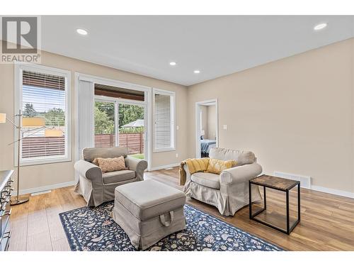 1611 10Th Street Sw Unit# 25, Salmon Arm, BC - Indoor Photo Showing Living Room