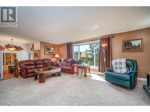 410 Clifton Road, Kelowna, BC - Indoor Photo Showing Living Room