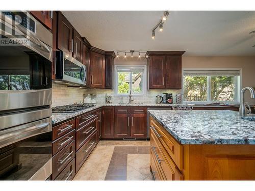 410 Clifton Road, Kelowna, BC - Indoor Photo Showing Kitchen