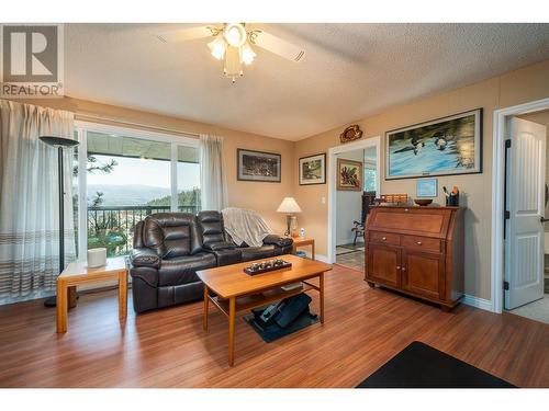 410 Clifton Road, Kelowna, BC - Indoor Photo Showing Living Room