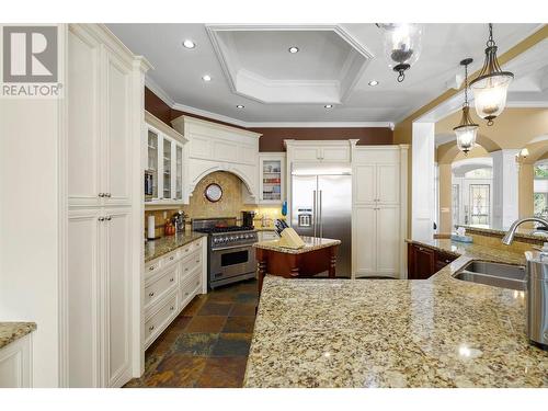 5610 Oyama Lake Road, Lake Country, BC - Indoor Photo Showing Kitchen With Double Sink With Upgraded Kitchen