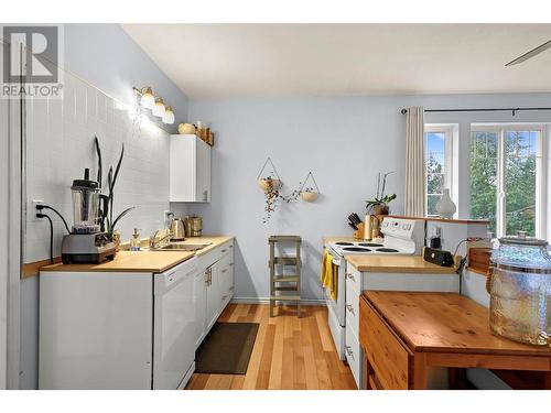 5610 Oyama Lake Road, Lake Country, BC - Indoor Photo Showing Kitchen