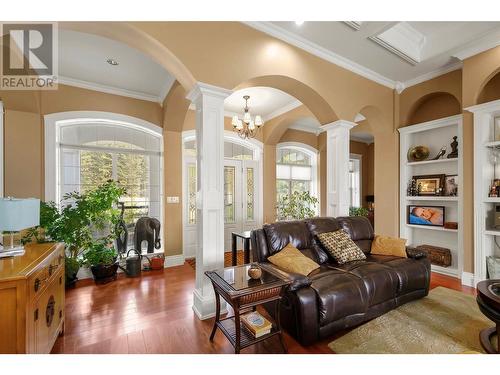 5610 Oyama Lake Road, Lake Country, BC - Indoor Photo Showing Living Room