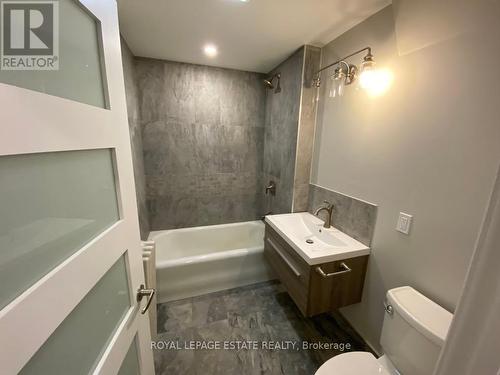 16 - 922 Bathurst Street, Toronto (Annex), ON - Indoor Photo Showing Bathroom