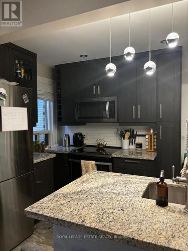 16 - 922 Bathurst Street, Toronto (Annex), ON - Indoor Photo Showing Kitchen With Double Sink With Upgraded Kitchen