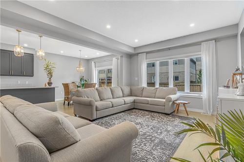 62 Bethune Avenue, Hamilton, ON - Indoor Photo Showing Living Room