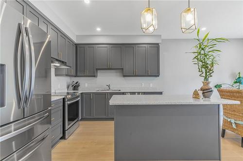 62 Bethune Avenue, Hamilton, ON - Indoor Photo Showing Kitchen With Double Sink With Upgraded Kitchen