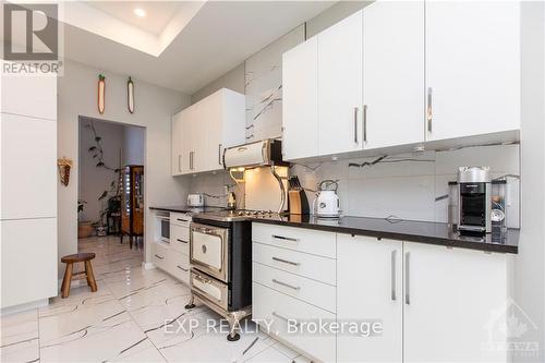 65 Granite Street, Prescott And Russell, ON - Indoor Photo Showing Kitchen