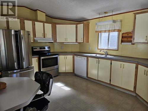 35 1700 Broadway Road, Williams Lake, BC - Indoor Photo Showing Kitchen With Double Sink