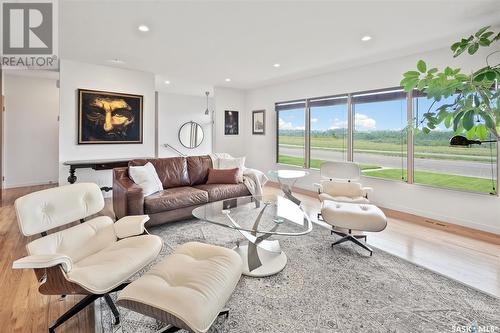 502 Sturgeon Drive, Saskatoon, SK - Indoor Photo Showing Living Room