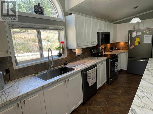 1014 King  Street, Cranbrook, BC - Indoor Photo Showing Kitchen