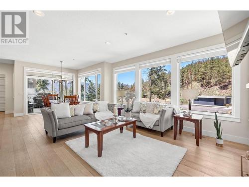 9142 Heritage Drive, Lake Country, BC - Indoor Photo Showing Living Room