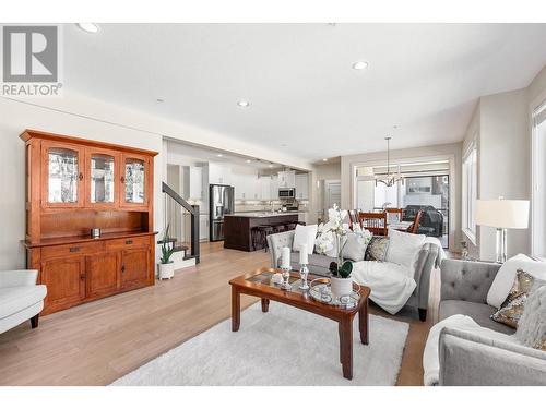 9142 Heritage Drive, Lake Country, BC - Indoor Photo Showing Living Room