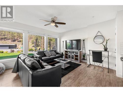 9142 Heritage Drive, Lake Country, BC - Indoor Photo Showing Living Room