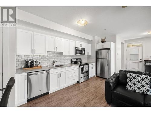 9142 Heritage Drive, Lake Country, BC - Indoor Photo Showing Kitchen With Upgraded Kitchen