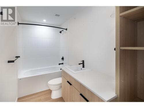 604 Cawston Avenue Unit# 615, Kelowna, BC - Indoor Photo Showing Bathroom