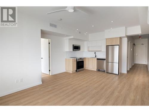 604 Cawston Avenue Unit# 615, Kelowna, BC - Indoor Photo Showing Kitchen With Stainless Steel Kitchen