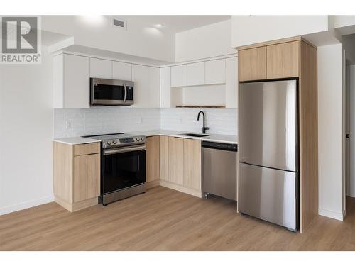 604 Cawston Avenue Unit# 615, Kelowna, BC - Indoor Photo Showing Kitchen With Stainless Steel Kitchen