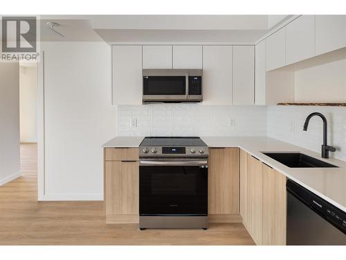 604 Cawston Avenue Unit# 615, Kelowna, BC - Indoor Photo Showing Kitchen