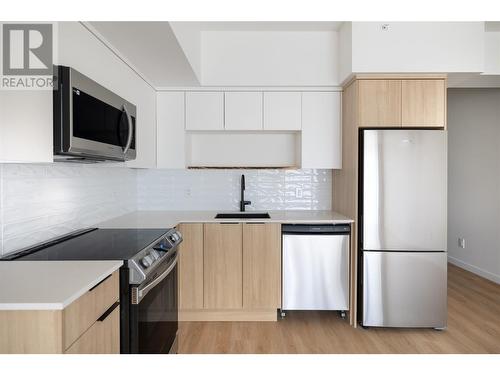 604 Cawston Avenue Unit# 615, Kelowna, BC - Indoor Photo Showing Kitchen With Stainless Steel Kitchen