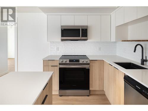 604 Cawston Avenue Unit# 415, Kelowna, BC - Indoor Photo Showing Kitchen