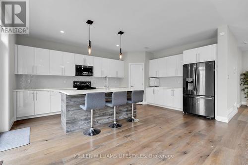 2288 Red Thorne Avenue, London, ON - Indoor Photo Showing Kitchen