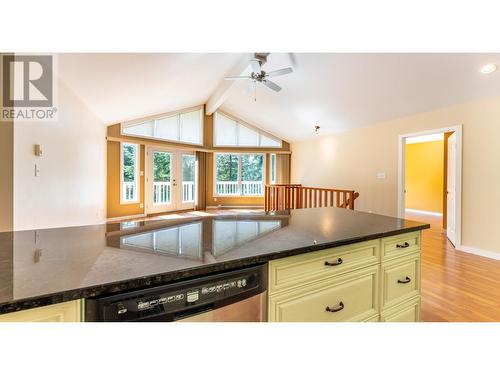 16242 Selkirk Road, Crawford Bay, BC - Indoor Photo Showing Kitchen