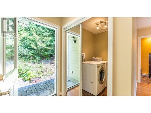 16242 Selkirk Road, Crawford Bay, BC - Indoor Photo Showing Laundry Room