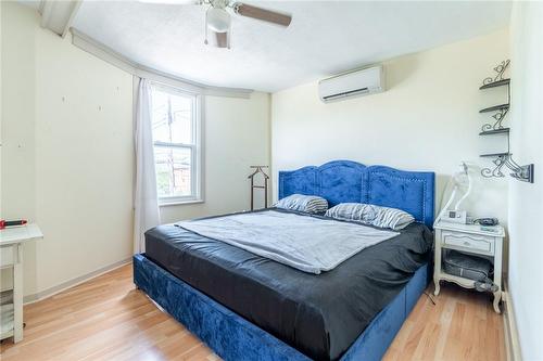 354 Cumberland Avenue, Hamilton, ON - Indoor Photo Showing Bedroom