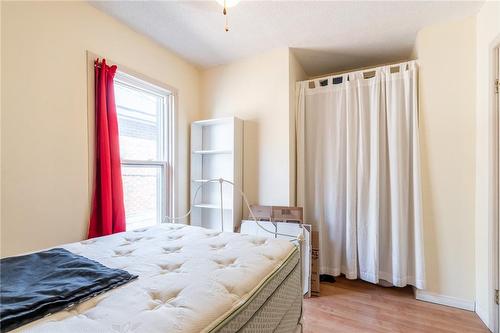 354 Cumberland Avenue, Hamilton, ON - Indoor Photo Showing Bedroom